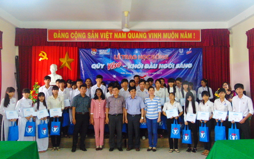 Trao tặng học bổng “Viso - Khởi đầu ngời sáng” cho học sinh, sinh viên Tiền Giang có hoàn cảnh khó khăn.